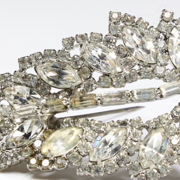 Vintage 1950s Weiss Clear Rhinestones Leaf shape Brooch - Picture 7 of 7